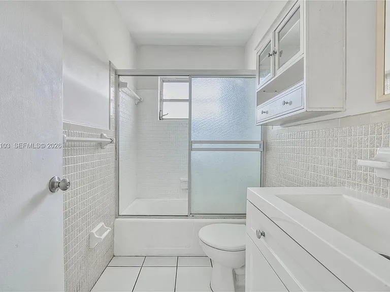 400 SE 31st St #6 — Photo 12