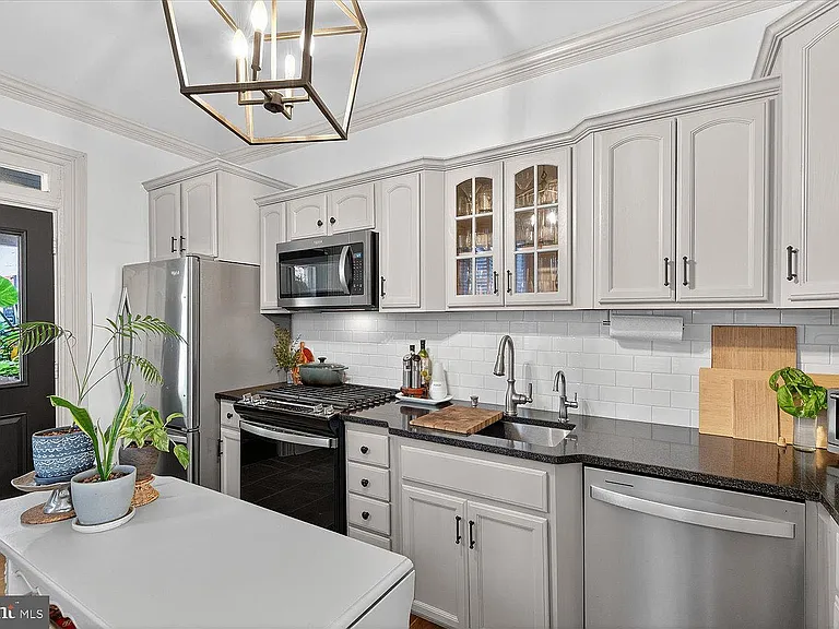 403 N Queen St — Photo 14