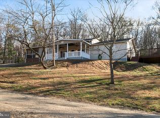 162 Twin Fox Ln, Berkeley Springs, WV 25411