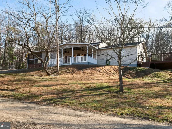 162 Twin Fox Ln, Berkeley Springs, WV 25411