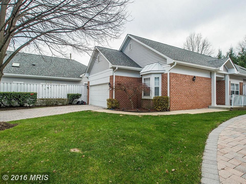 Fantastic detached condo - meticulously maintained