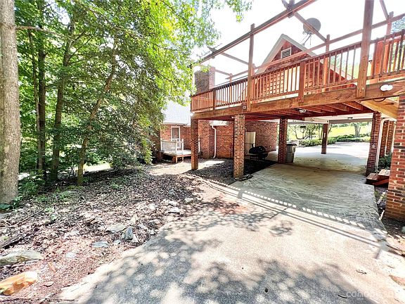 4th image of 304 Tomlinson Ct