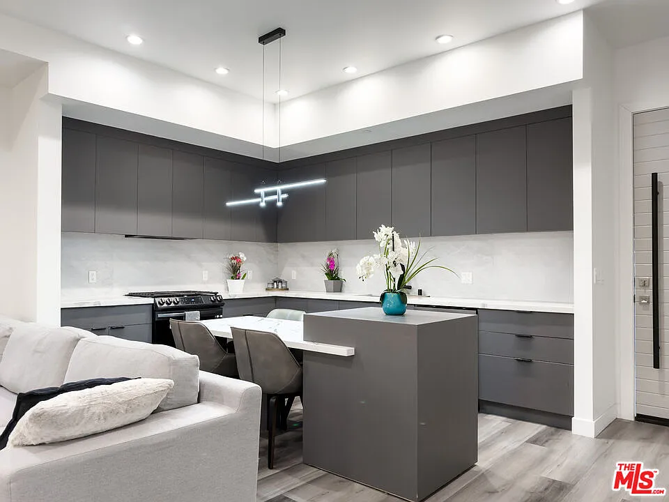1 bed, 1.5 bath, 800 sqft, $3,900 — Photo 3