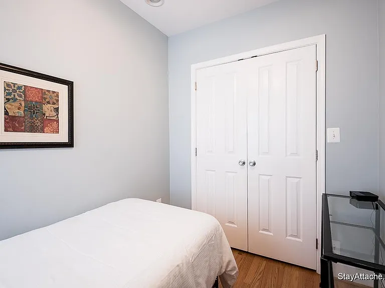 221 E St NE — Photo 15