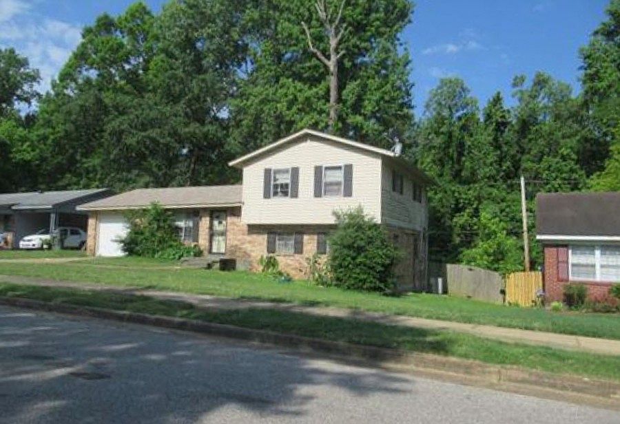 2nd image of 2877 Laredo St