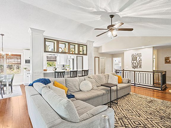 3rd image of 8 Quail Hollow Dr