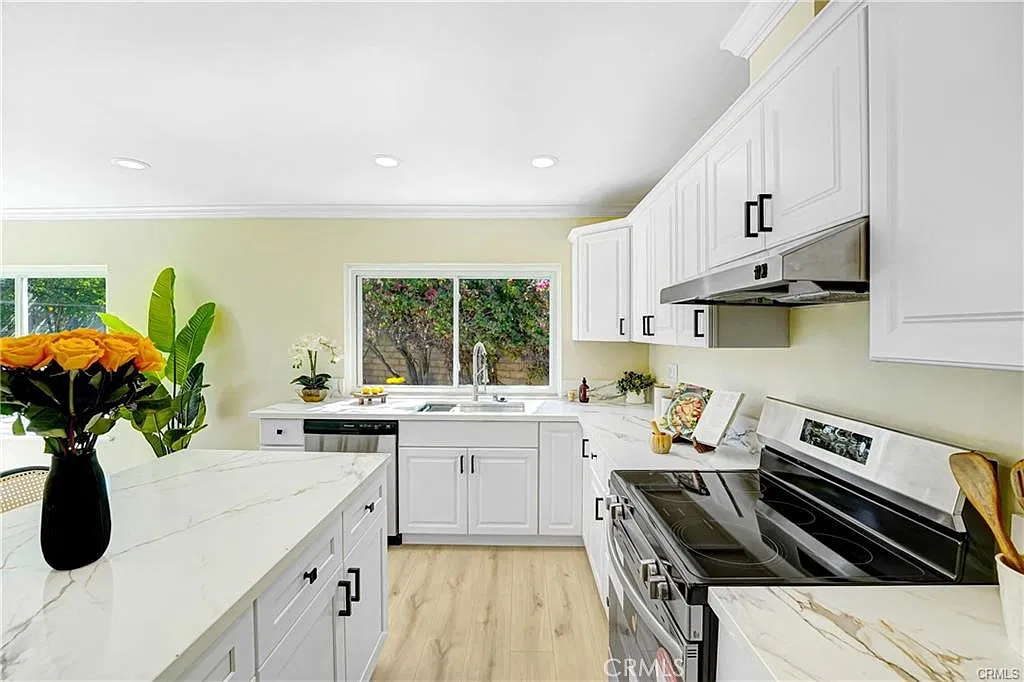 2 bed, 1108 sqft, $3,600 — Photo 4