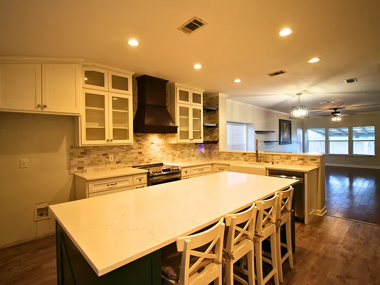 1004 Cougar Country — Photo 4