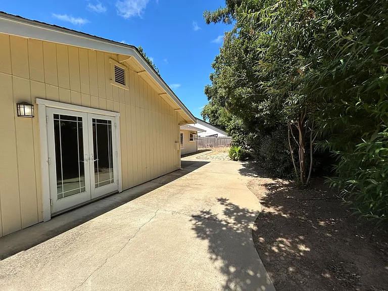 9471 Queen Oak Ct — Photo 18