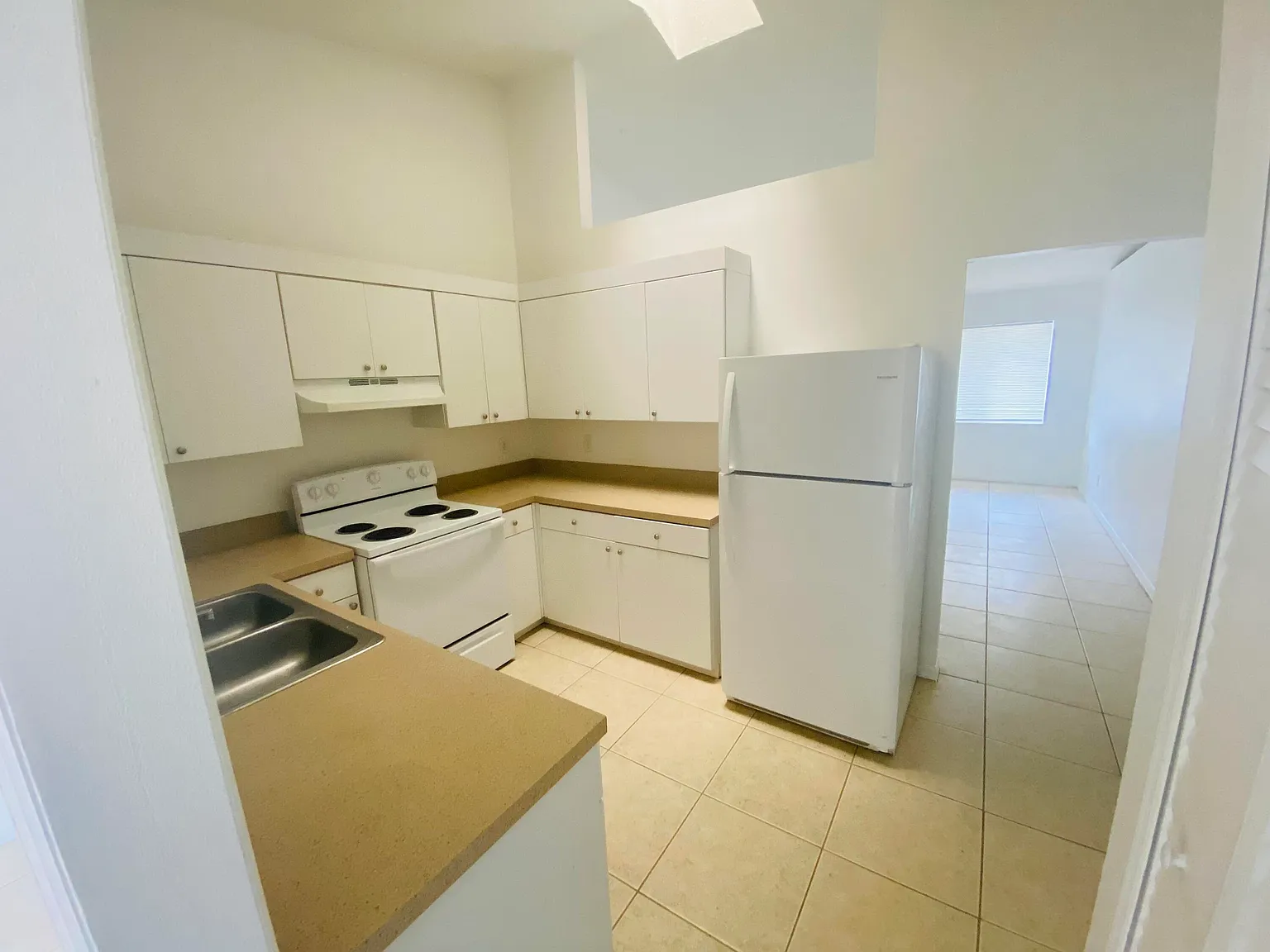 2 bed, 2.0 bath, 1368 sqft, $1,800 — Photo 2