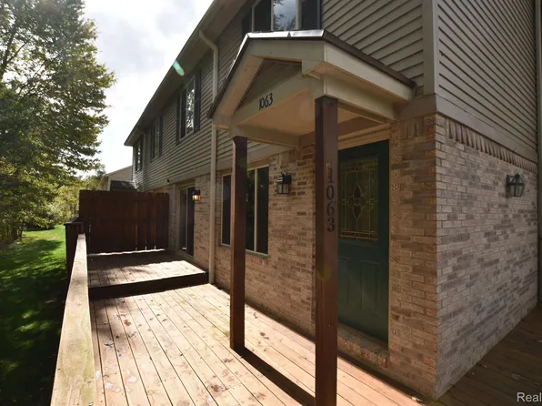 1063 Old Leake Ct, Holly, MI 48442