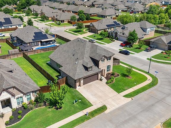 3rd image of 2000 Maplewood Dr