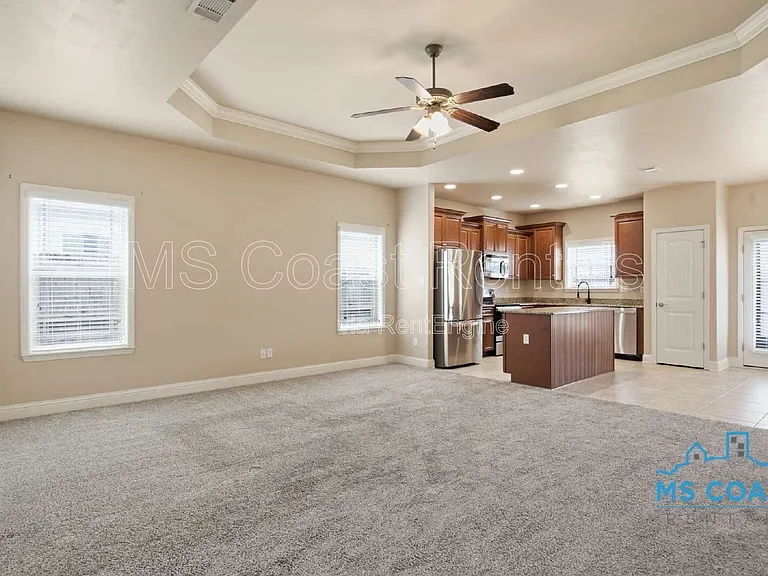 915 Old Towne St — Photo 4