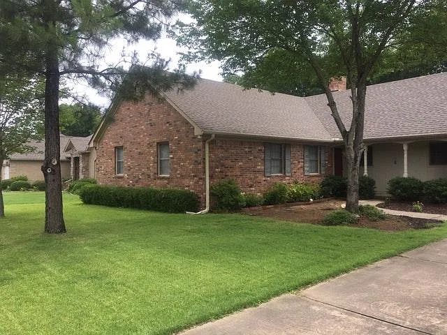 1020 Clarence Drive — Photo 2