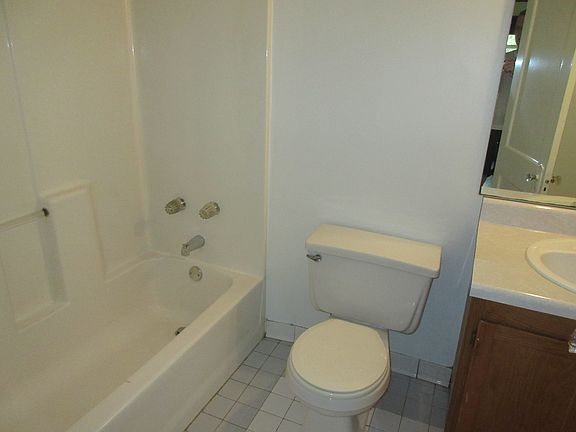 Second full bath off main hall