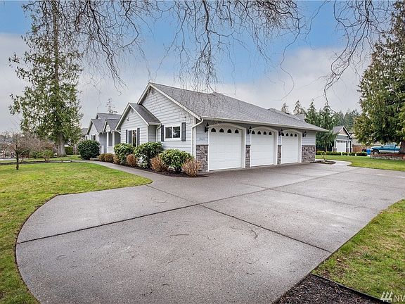 Oversized 3-car garage