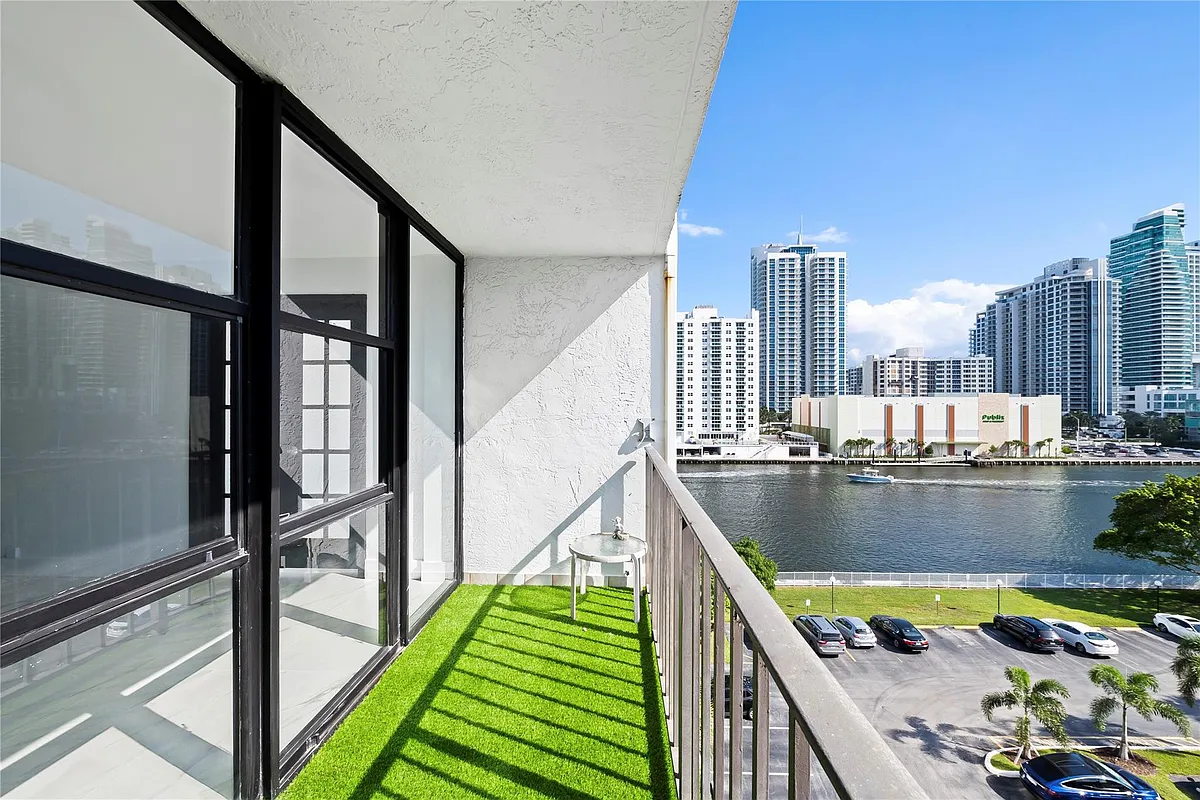Building Photo - 800 Parkview Dr #718