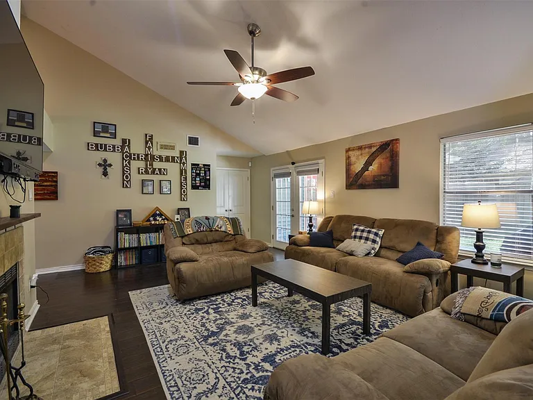 3218 Lake Stream Dr — Photo 16