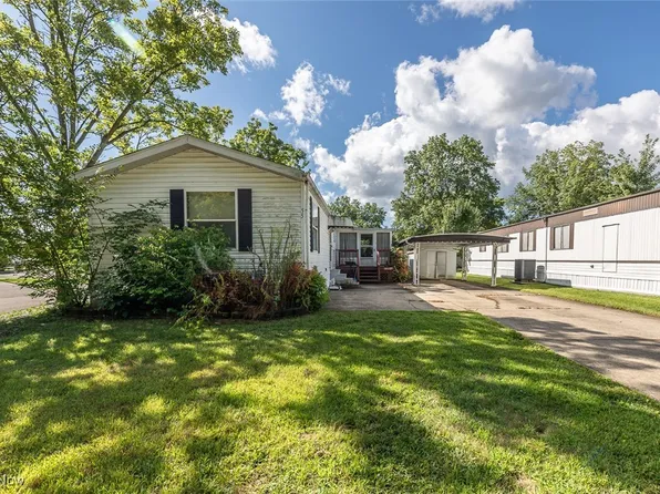 55 Patio Ln, Olmsted Falls, OH 44138