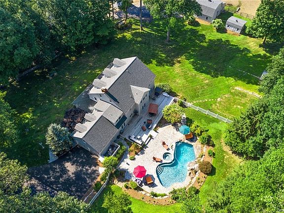 3rd image of 33 West Ln