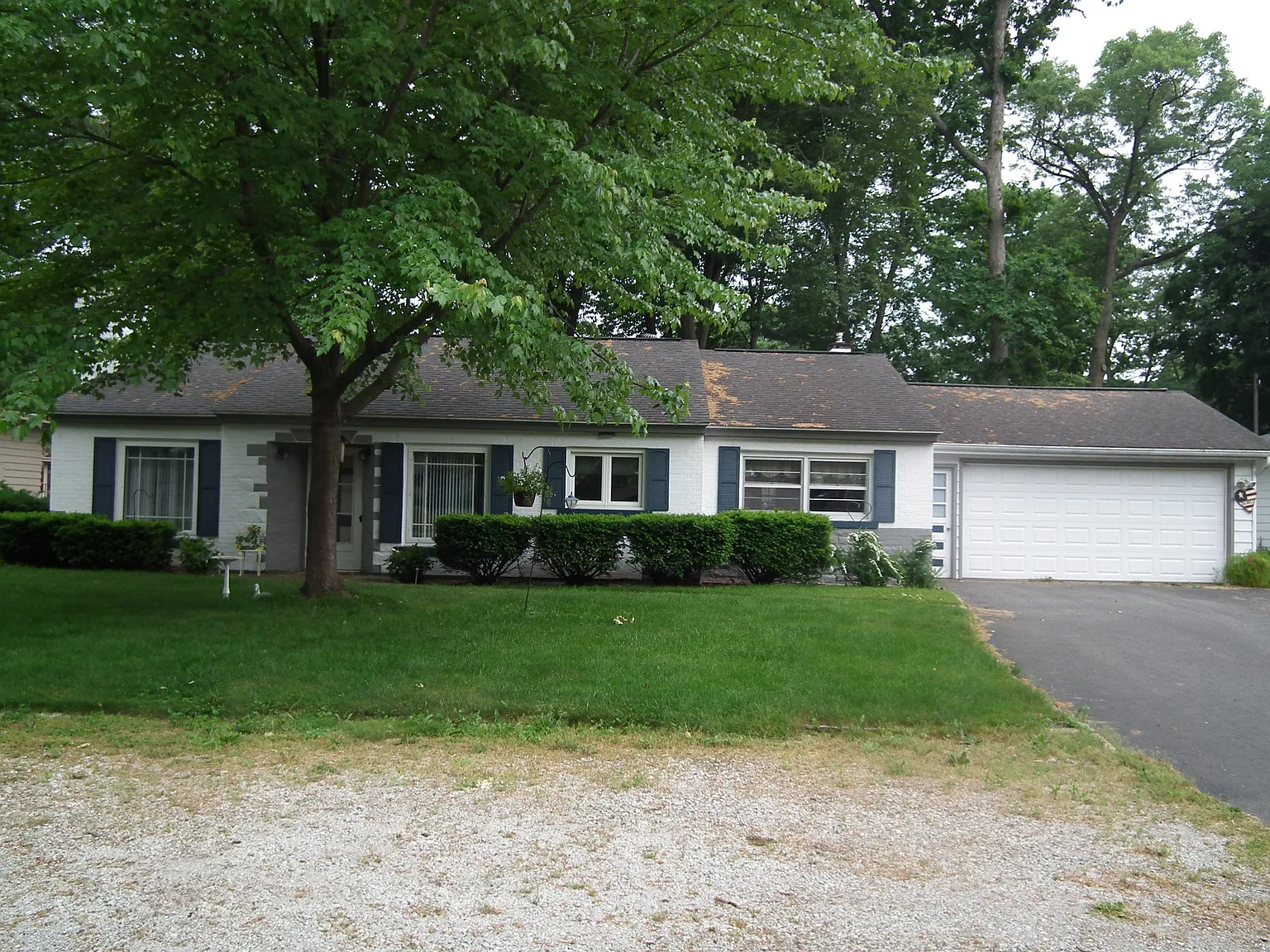 695 Cambridge Dr photo 1