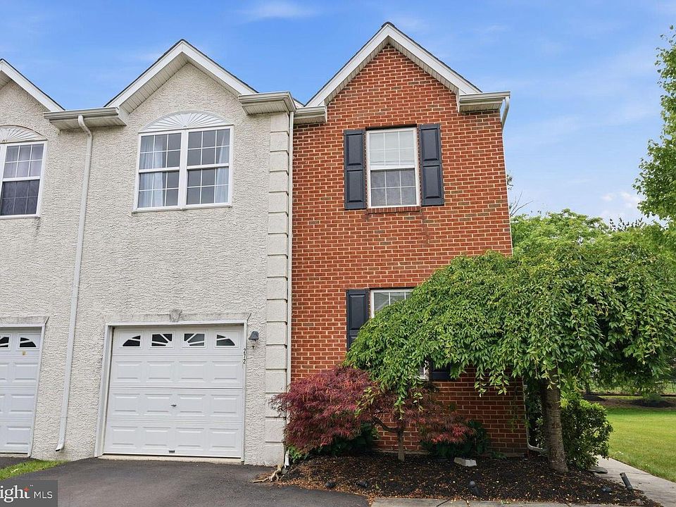 1st image of 272 Hampshire Dr