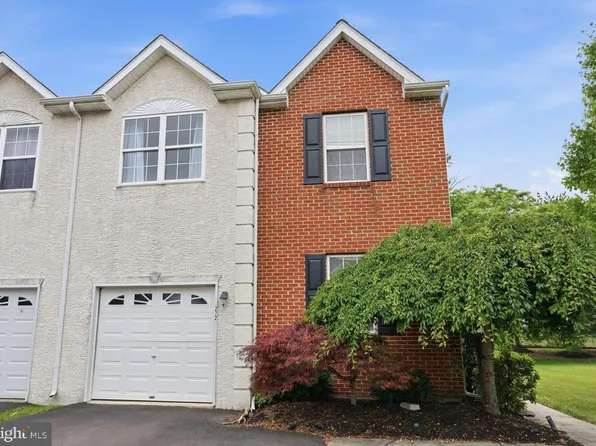 272 Hampshire Dr, Sellersville, PA 18960