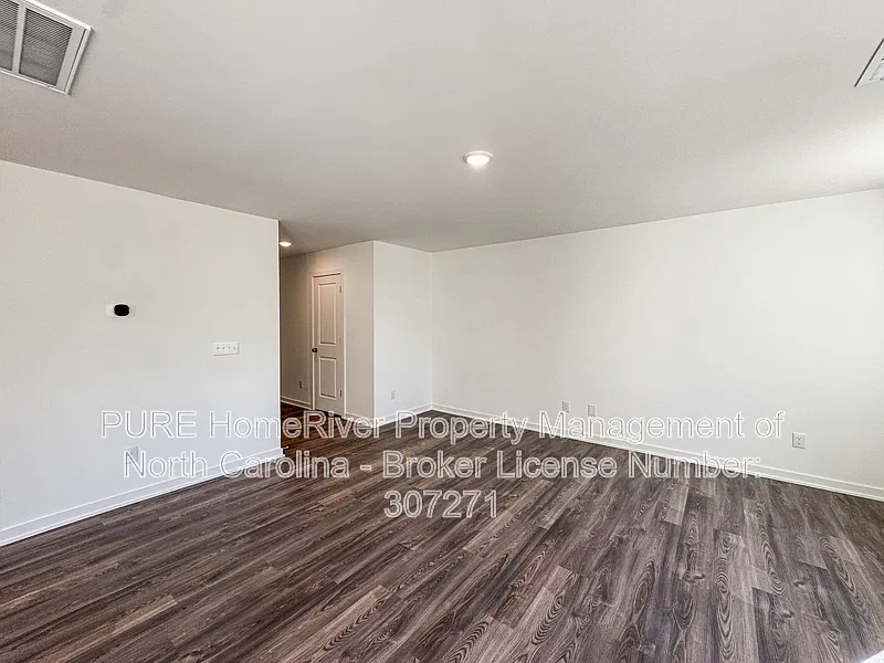 4 bed, 2.5 bath, 1965 sqft, $2,050 — Photo 3