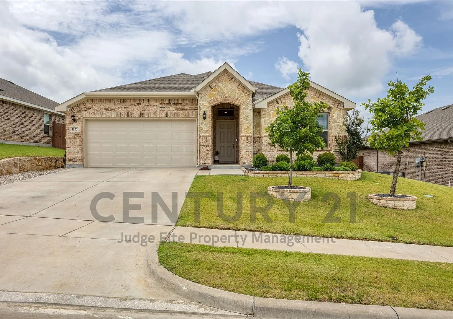 Inviting 3/2/2 in Weatherford Ready For Immediate Occupancy! — Photo 1