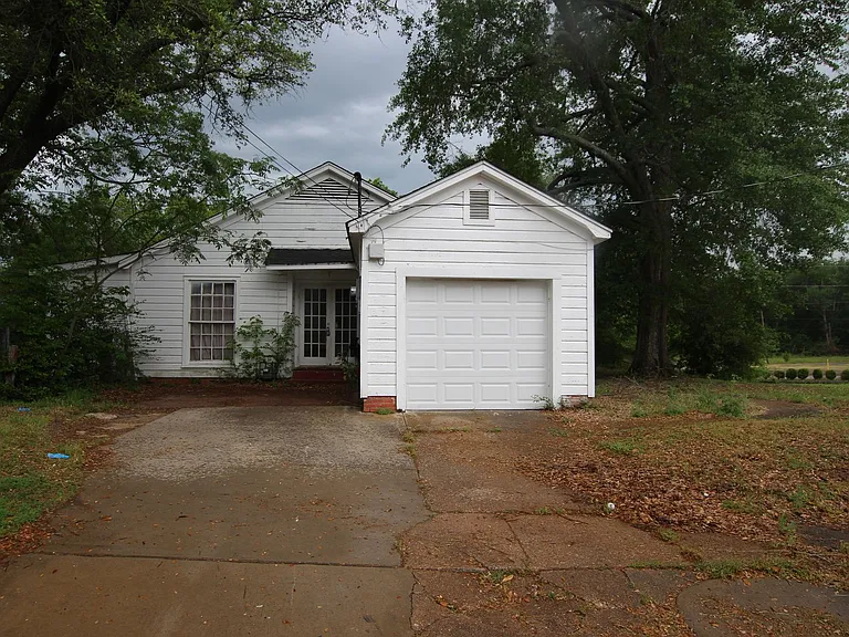 2104 Sunnybrook Dr — Photo 2