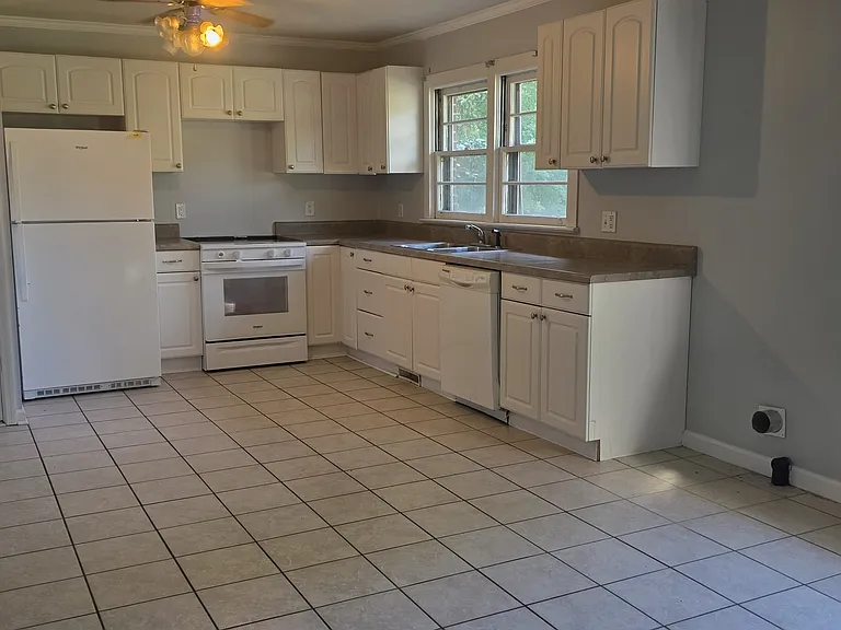 103 E Fredericks St — Photo 3