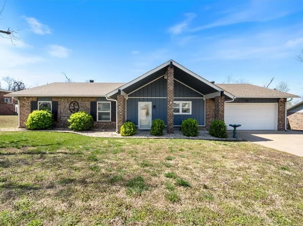 1110 S 28th St, Rogers, AR 72758