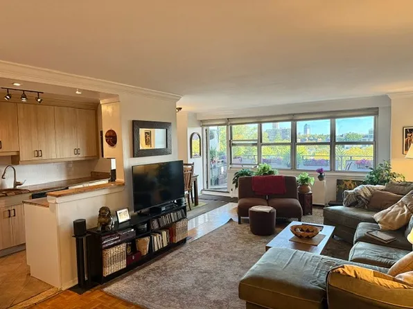 135 Ocean Pkwy APT 8R, Brooklyn, NY 11218