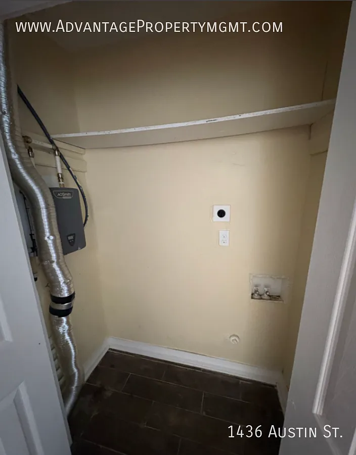 1436 Austin St. - Charming 3 Bedroom, 1 Bathroom Home — Photo 4