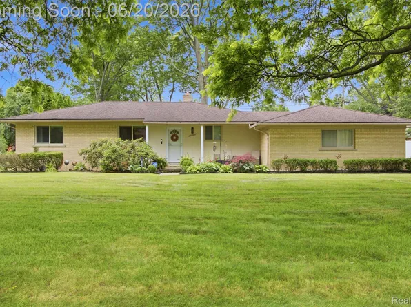 31737 Bella Vista Dr, Farmington Hills, MI 48334