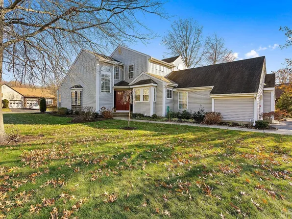 5 Barton Ct #B, Monroe Township, NJ 08831