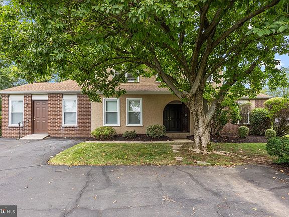 2nd image of 840 Davisville Rd