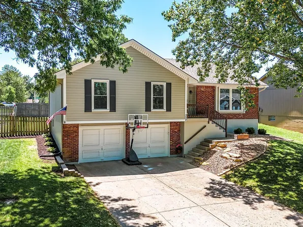 324 NW Palmer Dr, Blue Springs, MO 64014