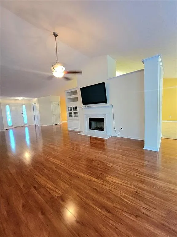 3 bed, 2.0 bath, 2354 sqft, $2,400 — Photo 2