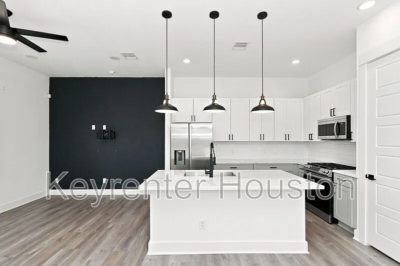 3 bed, 2.5 bath, 1598 sqft, $2,200 — Photo 2