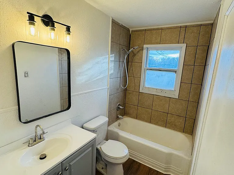 1104 Luna St — Photo 9