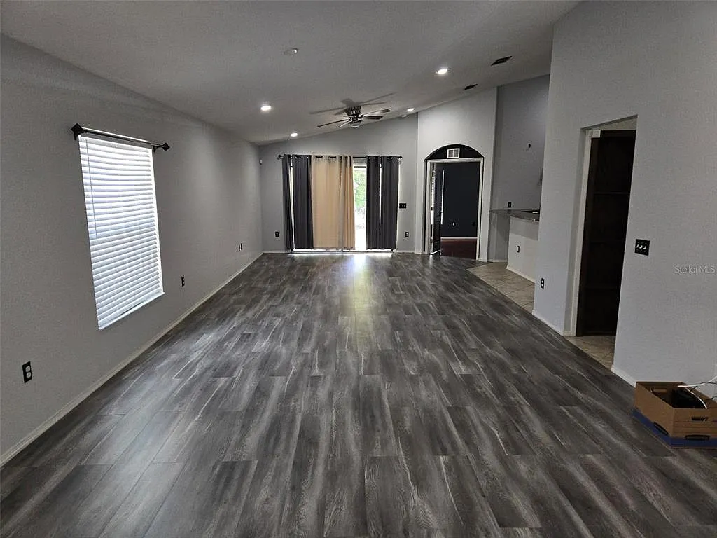 3 bed, 2.0 bath, 1893 sqft, $2,300 — Photo 2