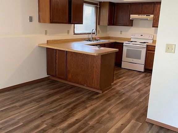3rd image of 472 Lawrence St #470