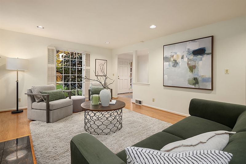 3rd image of 5209 55th Avenue NE