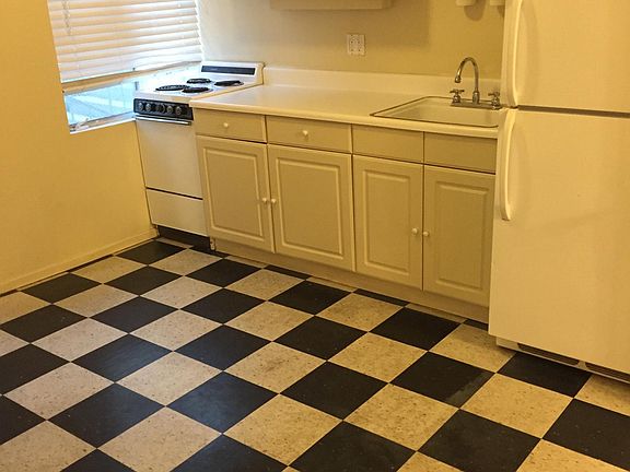 5th image of 908 4th St APT 7