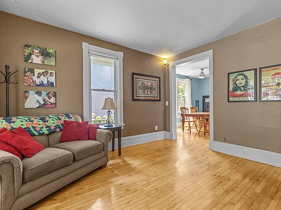 3rd image of 1838 Pierce St NE