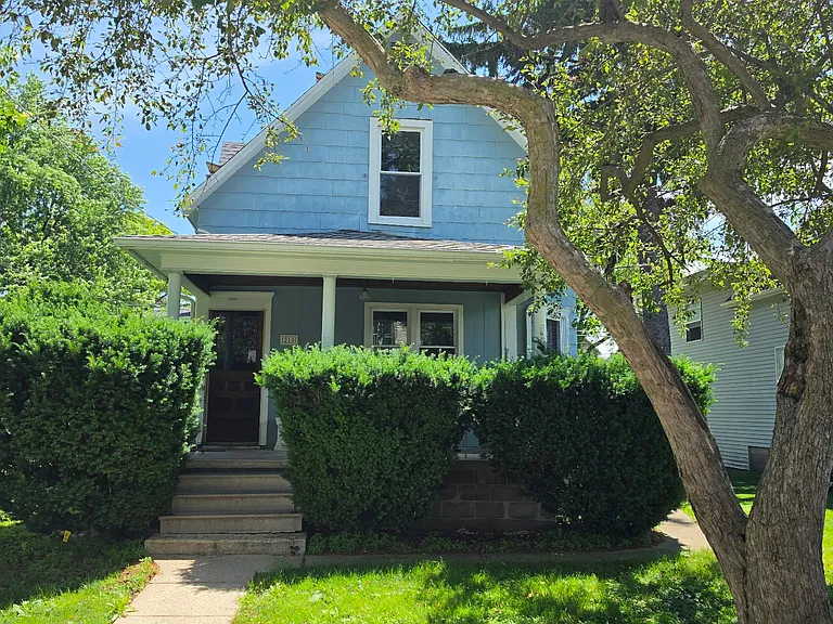 210 Maplewood Ave — Photo 2