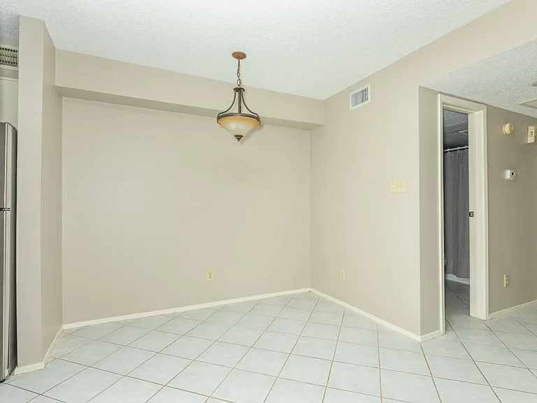 7128 N Holiday Dr — Photo 15