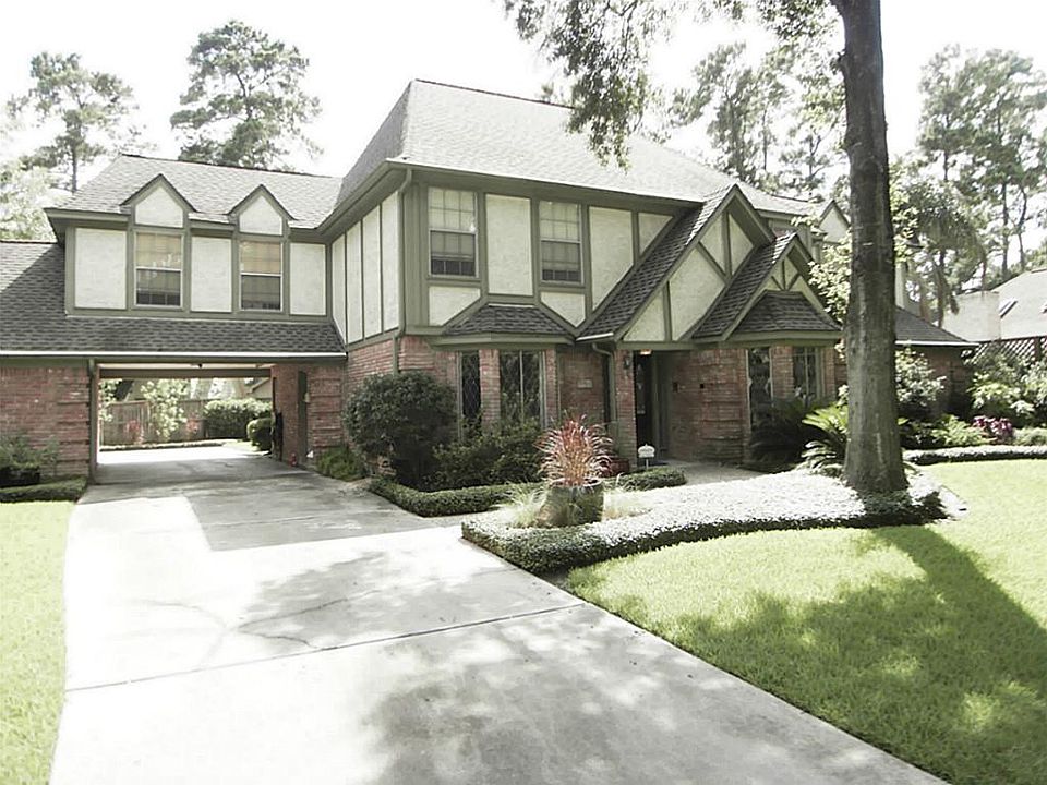 IMPRESSIVE FRONT ELEVATION WITH OVERSIZED YARD