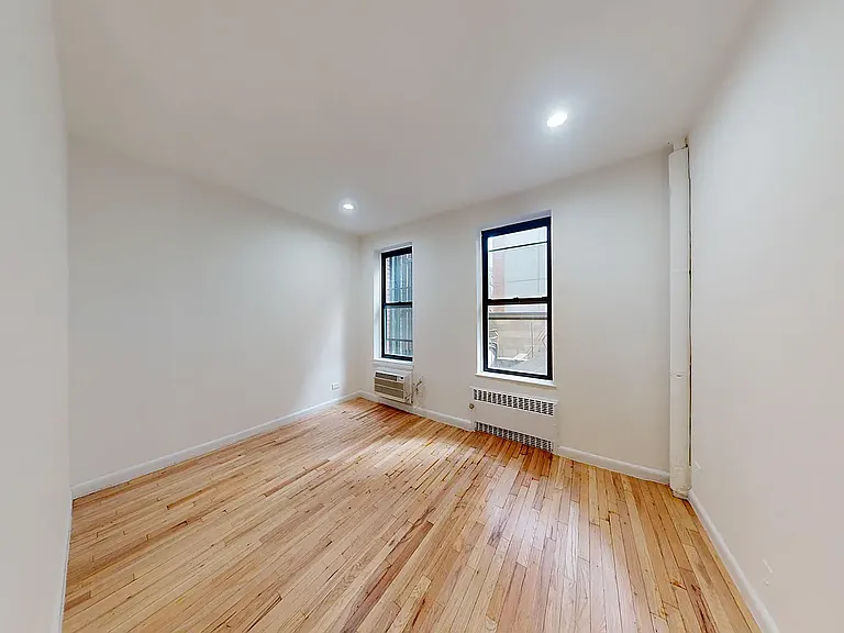 300 1/2 E 65th St #2D — Photo 2